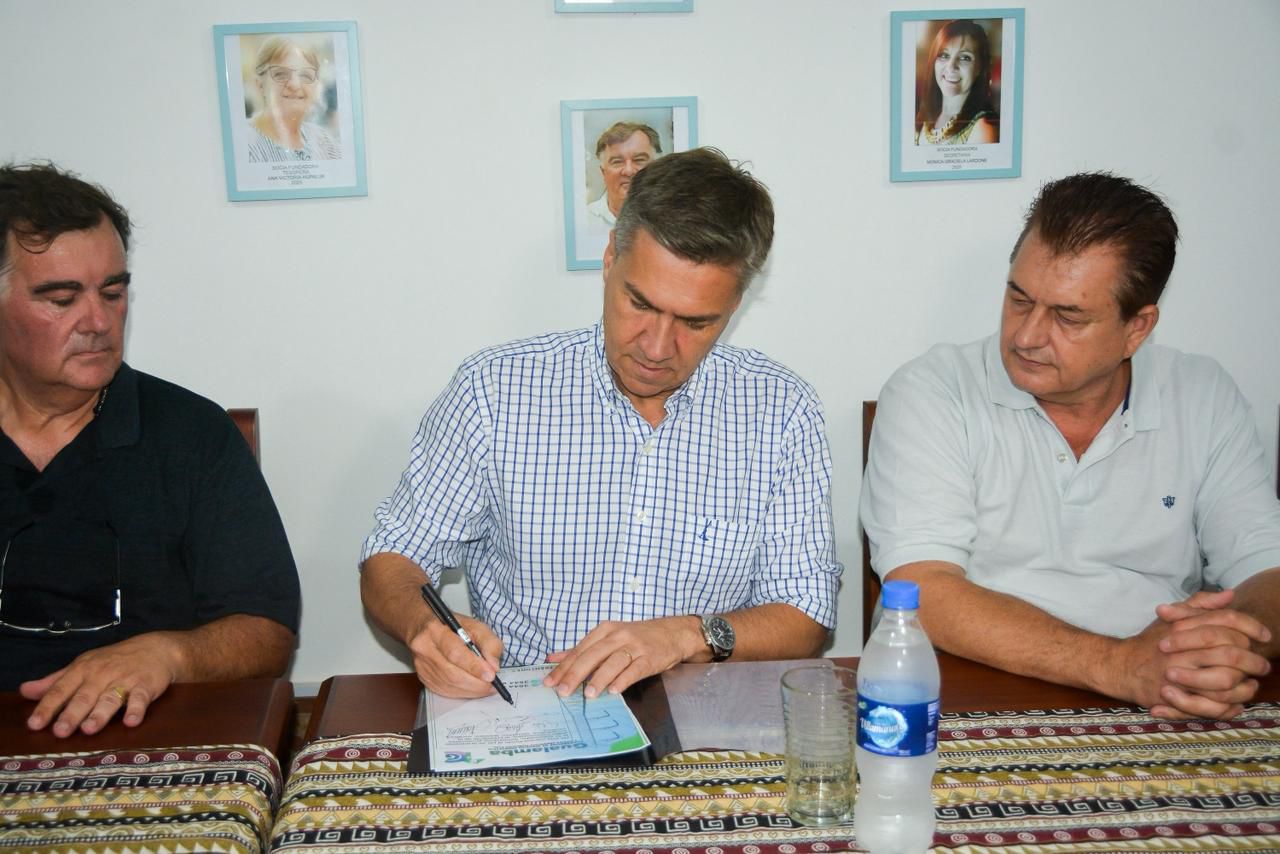 *SIXTY CLUB: EL GOBERNADOR ZDERO INAUGURÓ LA NUEVA CANCHA DE HOCKEY Y ENTREGÓ ELEMENTOS DEPORTIVOS*