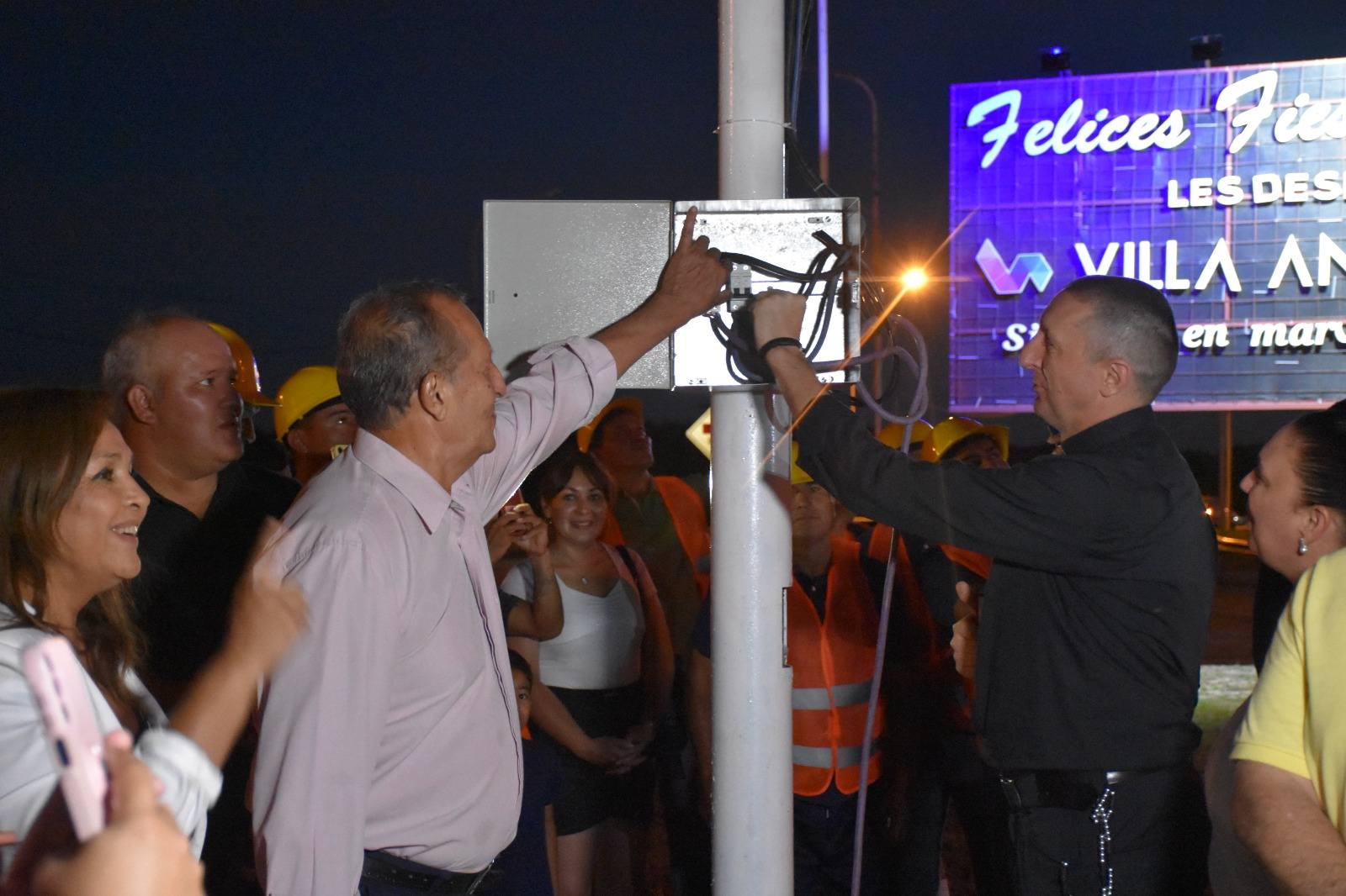 VILLA ÁNGELA ENCENDIÓ SU ÁRBOL DE NAVIDAD EN EL ACCESO NORTE