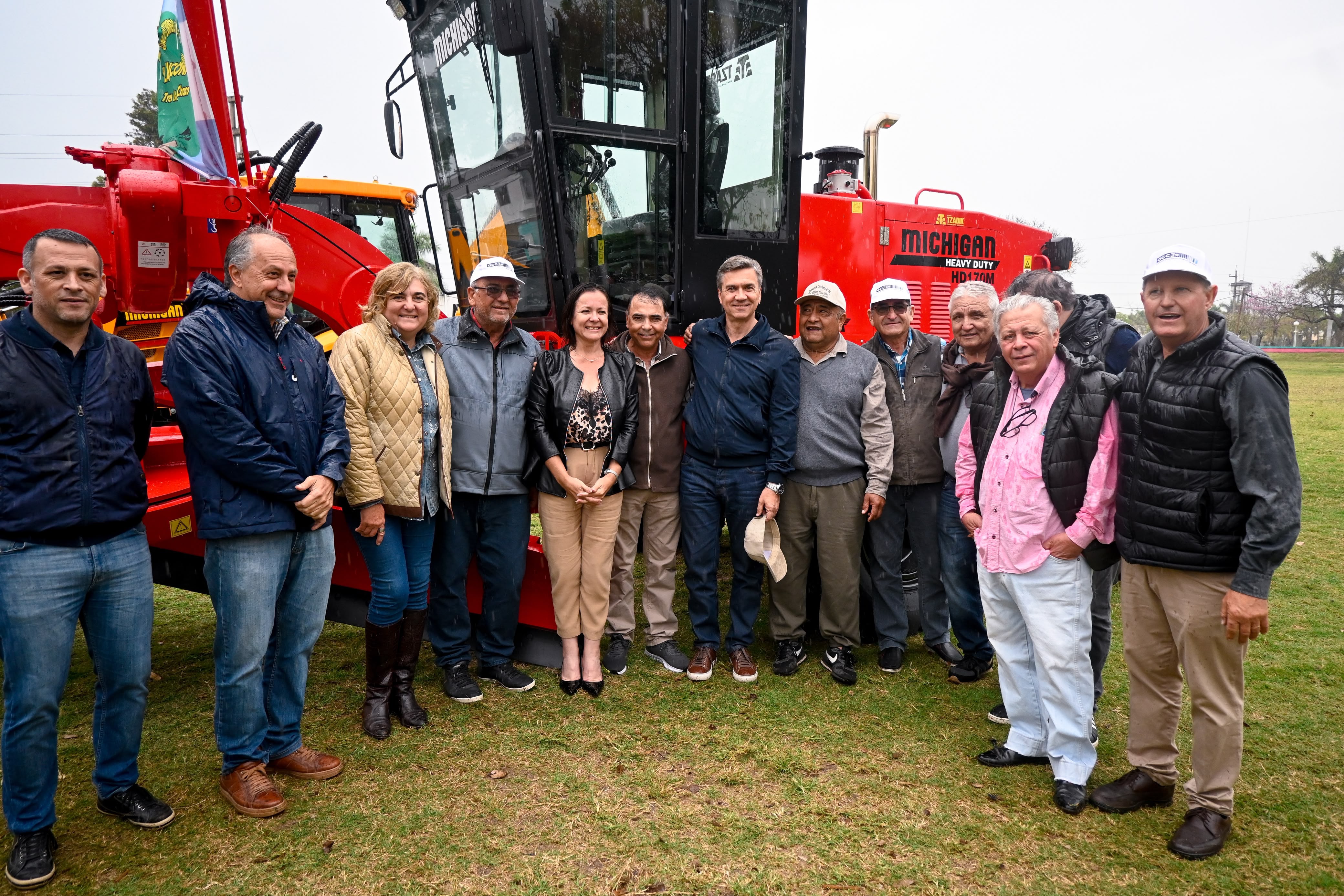 *M&Aacute;S MAQUINARIAS PARA LOS CAMINOS RURALES: ZDERO SUMA EQUIPAMIENTO PARA CONSORCIOS DE TRES ISLETAS*