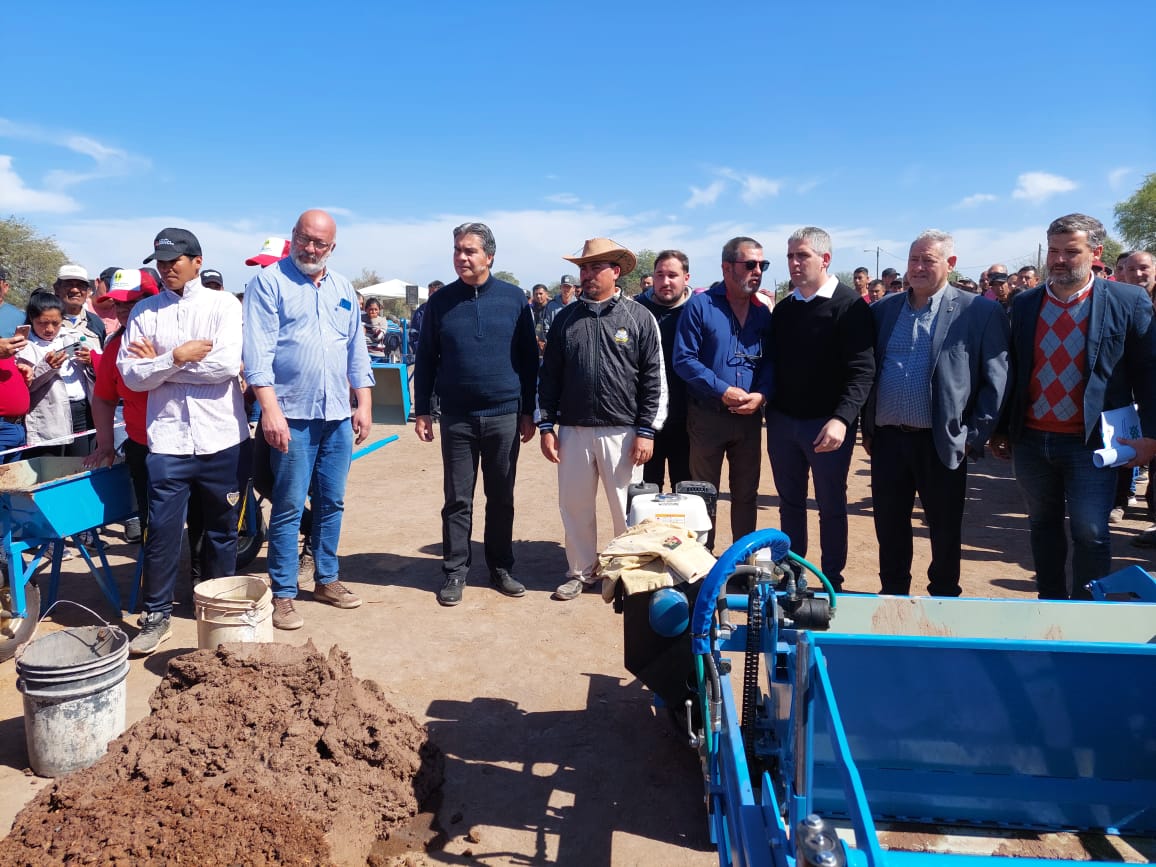 *EN EL DÍA DEL LADRILLERO, CAPITANICH ENTREGÓ EQUIPAMIENTO PARA FORTALECER EL TRABAJO DE 26 CONSORCIOS*