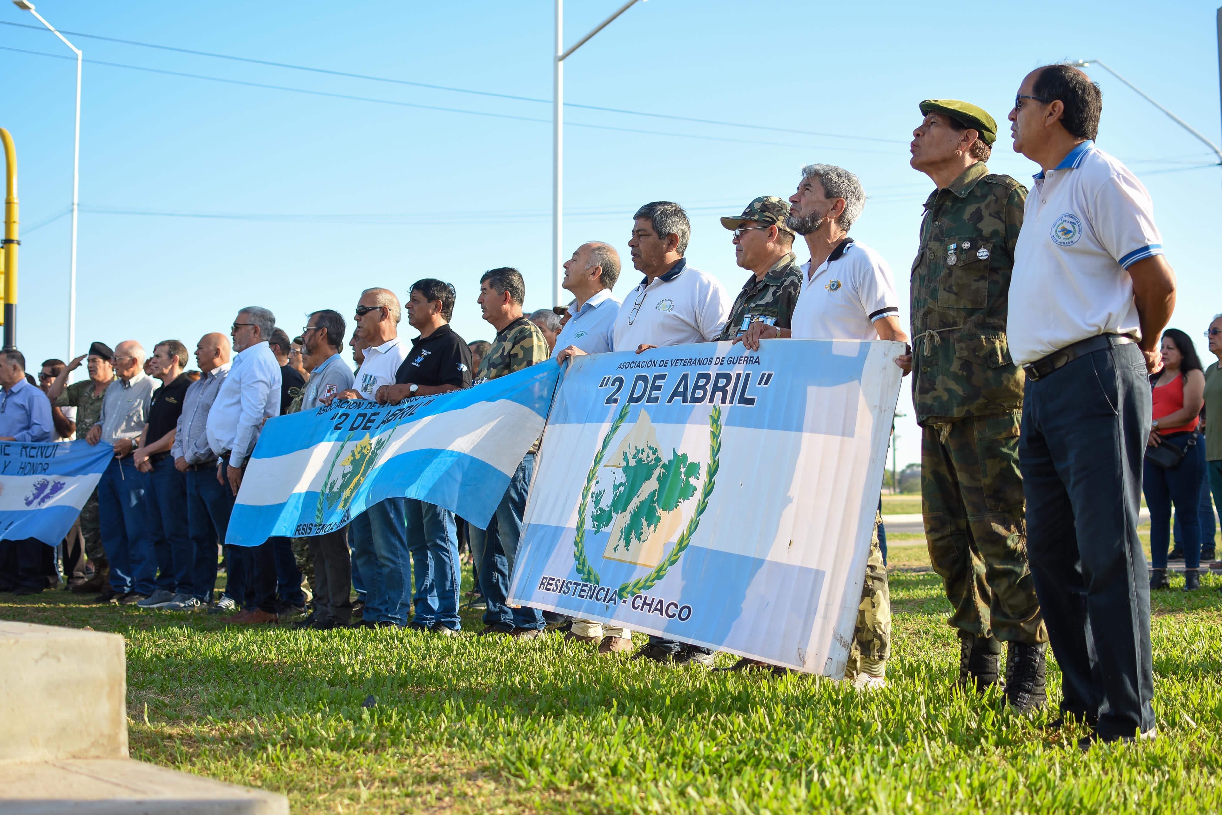 *EL GOBERNADOR ACOMPAÑÓ EL IZAMIENTO DE LA BANDERA NACIONAL EN VÍSPERAS DEL 42° DE LA GESTA DE MALVINAS*