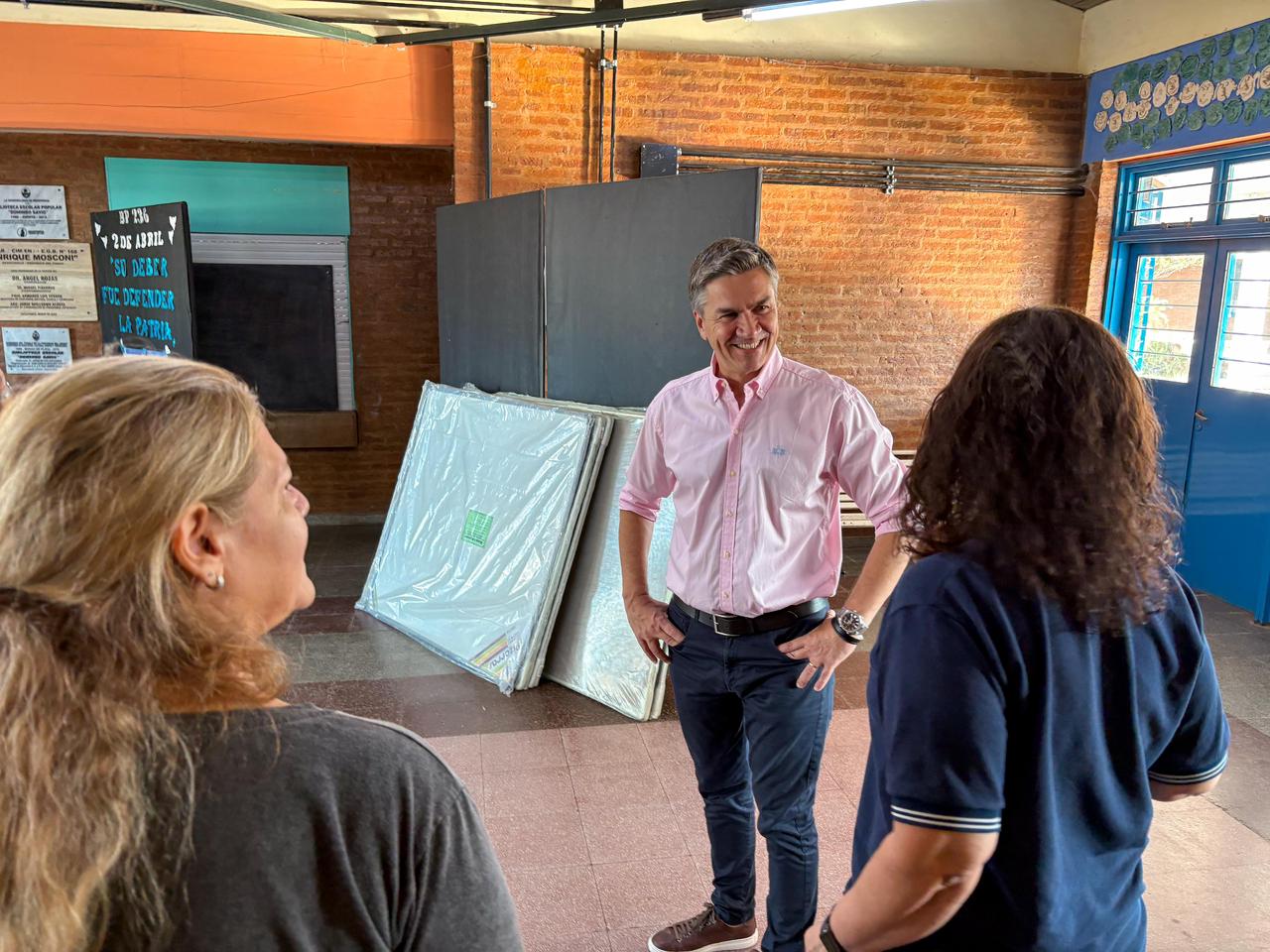 M&Aacute;S RECURSOS PARA LAS AULAS: EL GOBERNADOR ZDERO ENTREG&Oacute; ELEMENTOS A INSTITUCIONES EDUCATIVAS