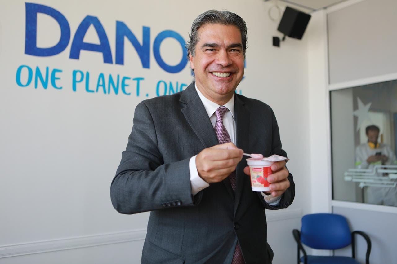 CAPITANICH RECORRIÓ LA FÁBRICA DE DANONE Y ANUNCIÓ QUE CHACO APORTARÁ POMELOS PARA PRODUCIR AGUA SABORIZADA LEVITÉ