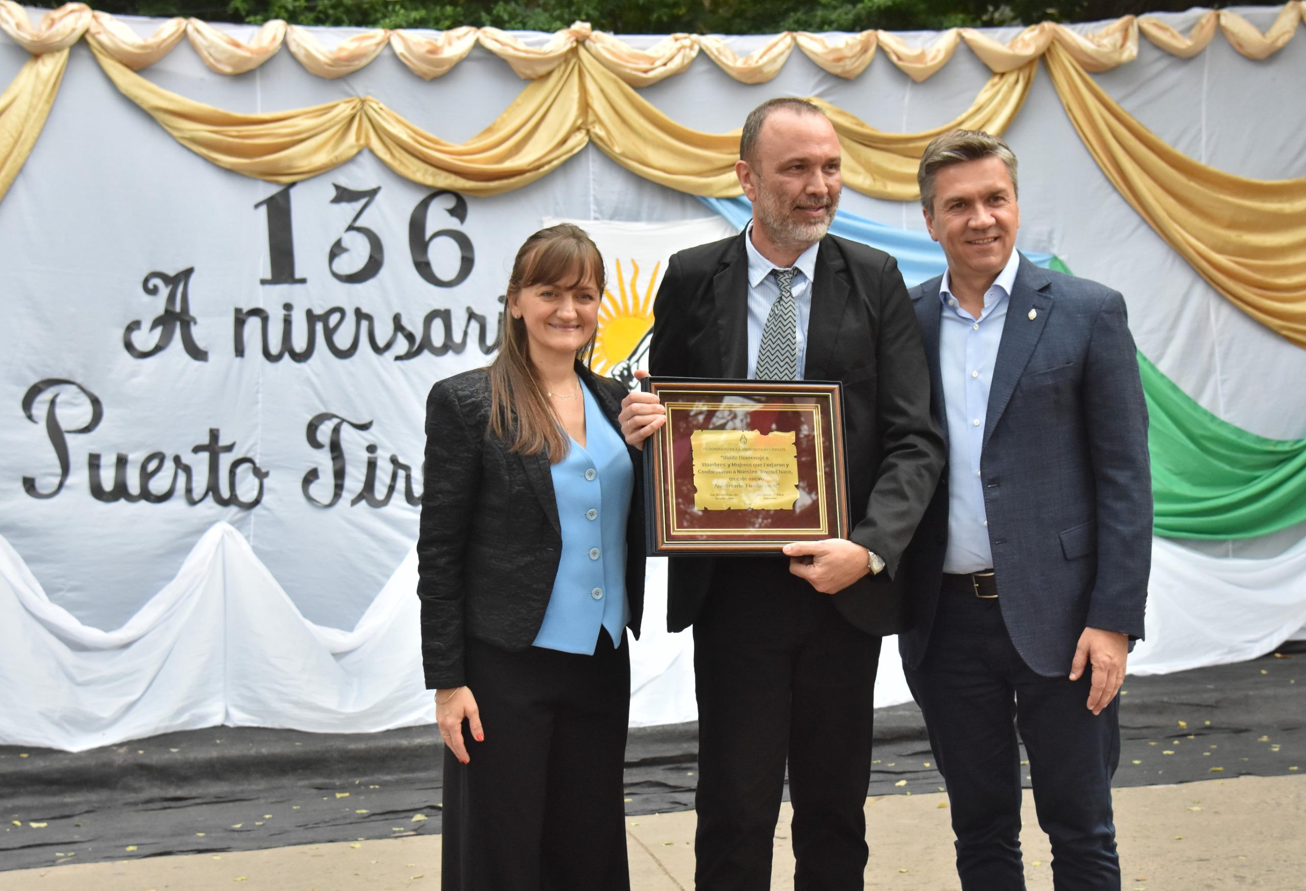 136º ANIVERSARIO DE PUERTO TIROL: EL GOBERNADOR ZDERO CELEBRÓ JUNTO A LA COMUNIDAD CON LA INAUGURACIÓN DE PAVIMENTO Y ENTREGA DE TÍTULOS DE PROPIEDAD.