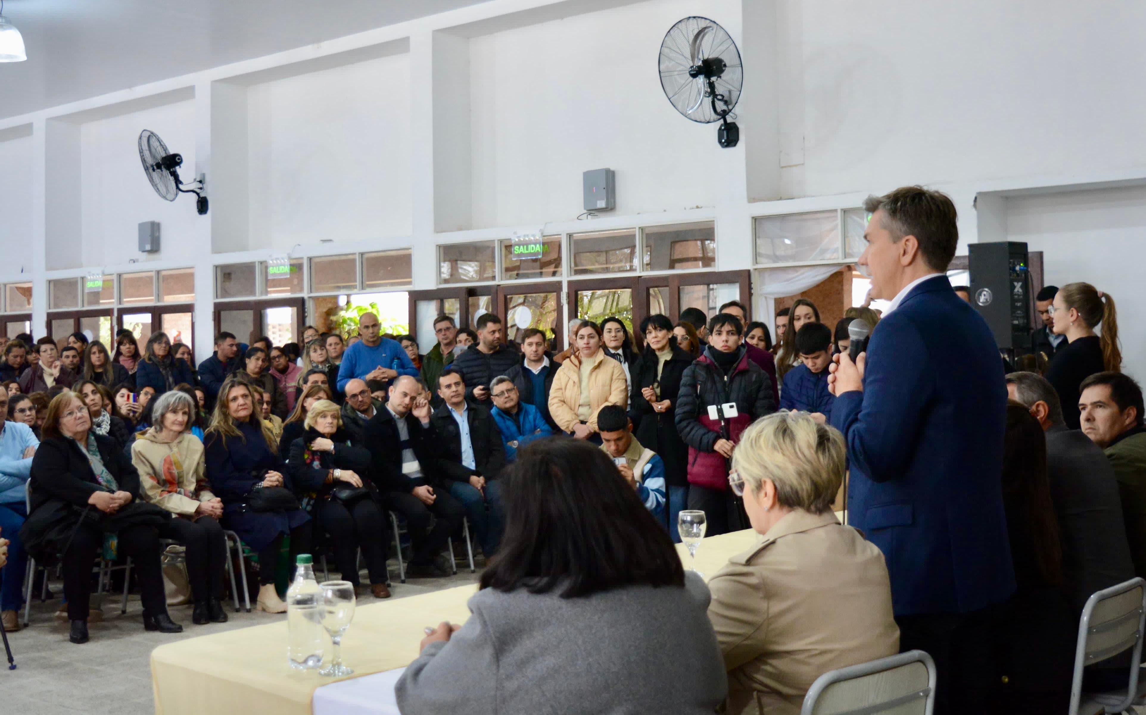 CHARATA: EL GOBERNADOR ZDERO ACOMPAÑÓ HOY LA MUESTRA DE ESCUELAS AGROPECUARIAS Y ENTREGÓ MATERIALES PARA PRODUCCIÓN APÍCOLA