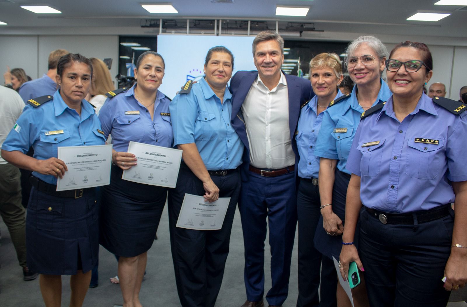 EL GOBERNADOR ENTREGÓ RECONOCIMIENTOS A MUJERES DE LA POLICÍA Y DEL SPP DEL CHACO