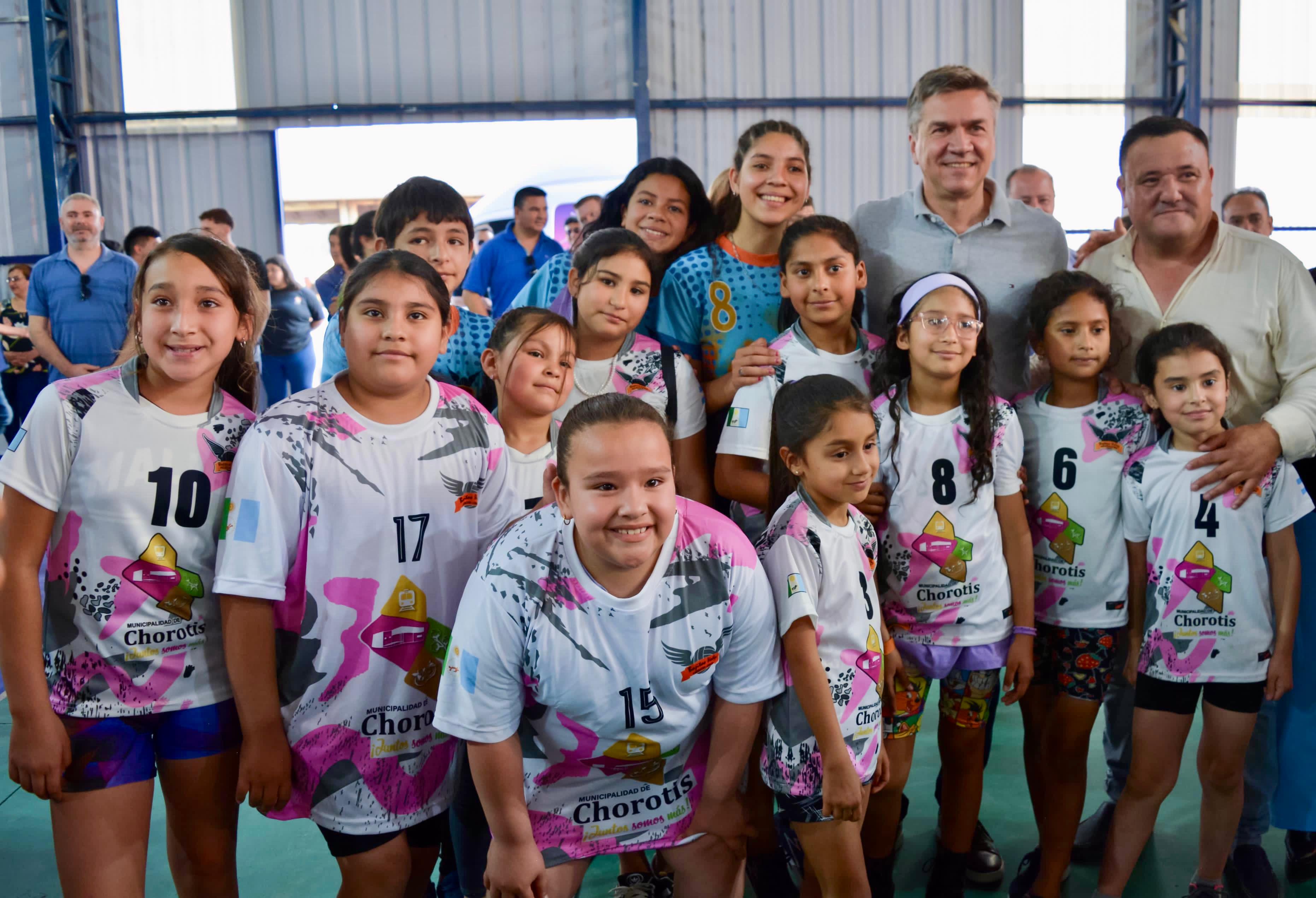 CHOROTIS: EL GOBERNADOR ZDERO INAUGURÓ EL POLIDEPORTIVO Y DIO APERTURA A LA ESTUDIANTINA 2024