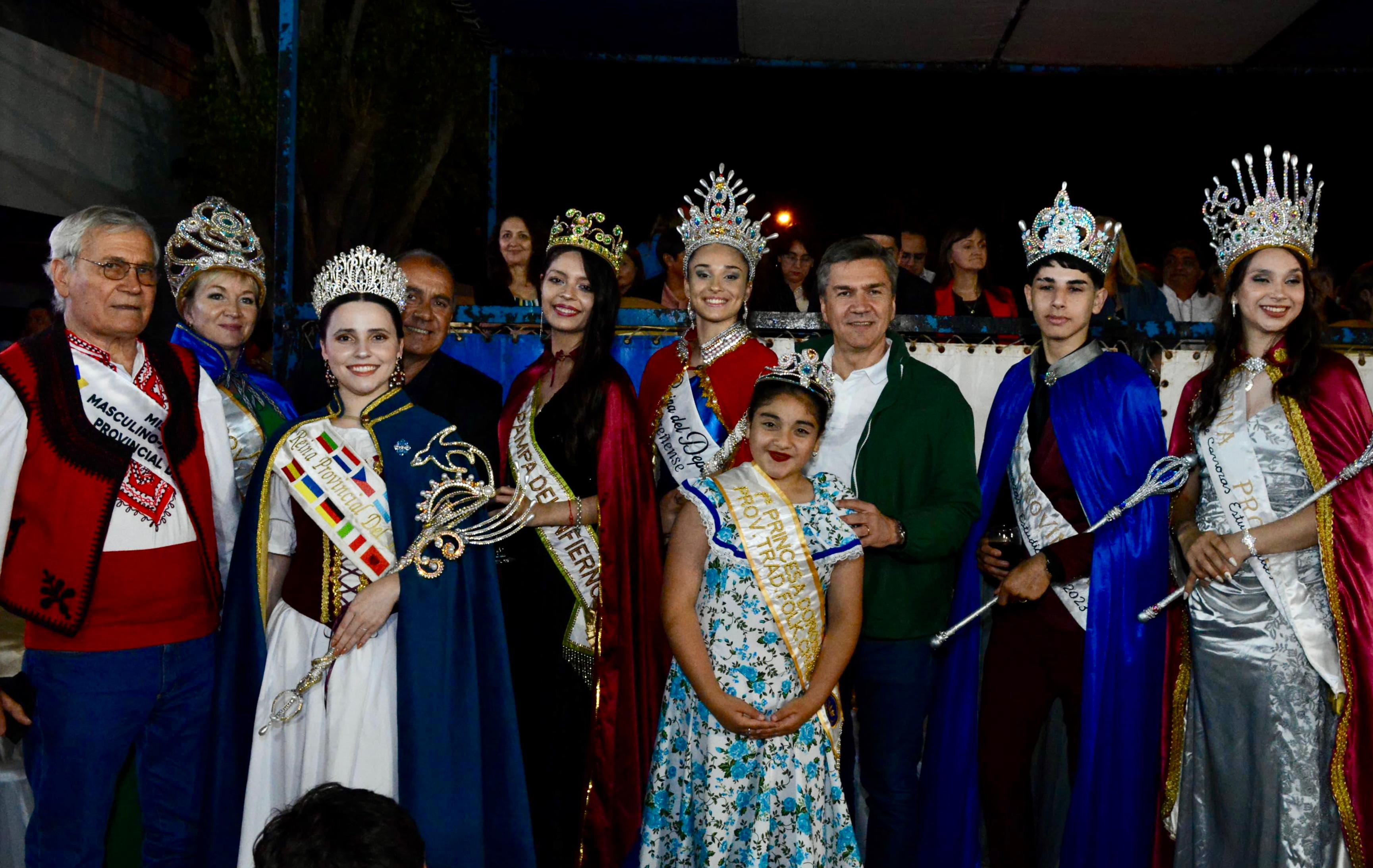 LAS BREÑAS: EL GOBERNADOR ZDERO ACOMPAÑÓ EL DESFILE PROVINCIAL DE CARROZAS DE LOS ESTUDIANTES