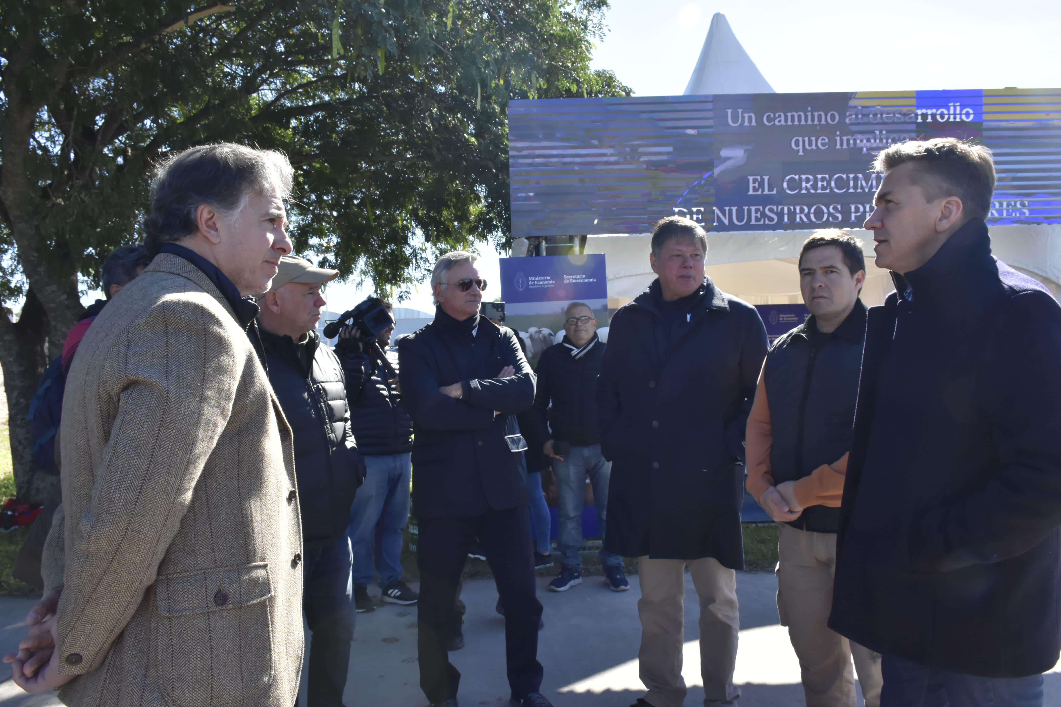 EL GOBERNADOR ZDERO ACOMPAÑÓ HOY A LAS CABAÑAS CHAQUEÑAS EN LA EXPOSICIÓN NACIONAL DE RAZAS DE CORRIENTES