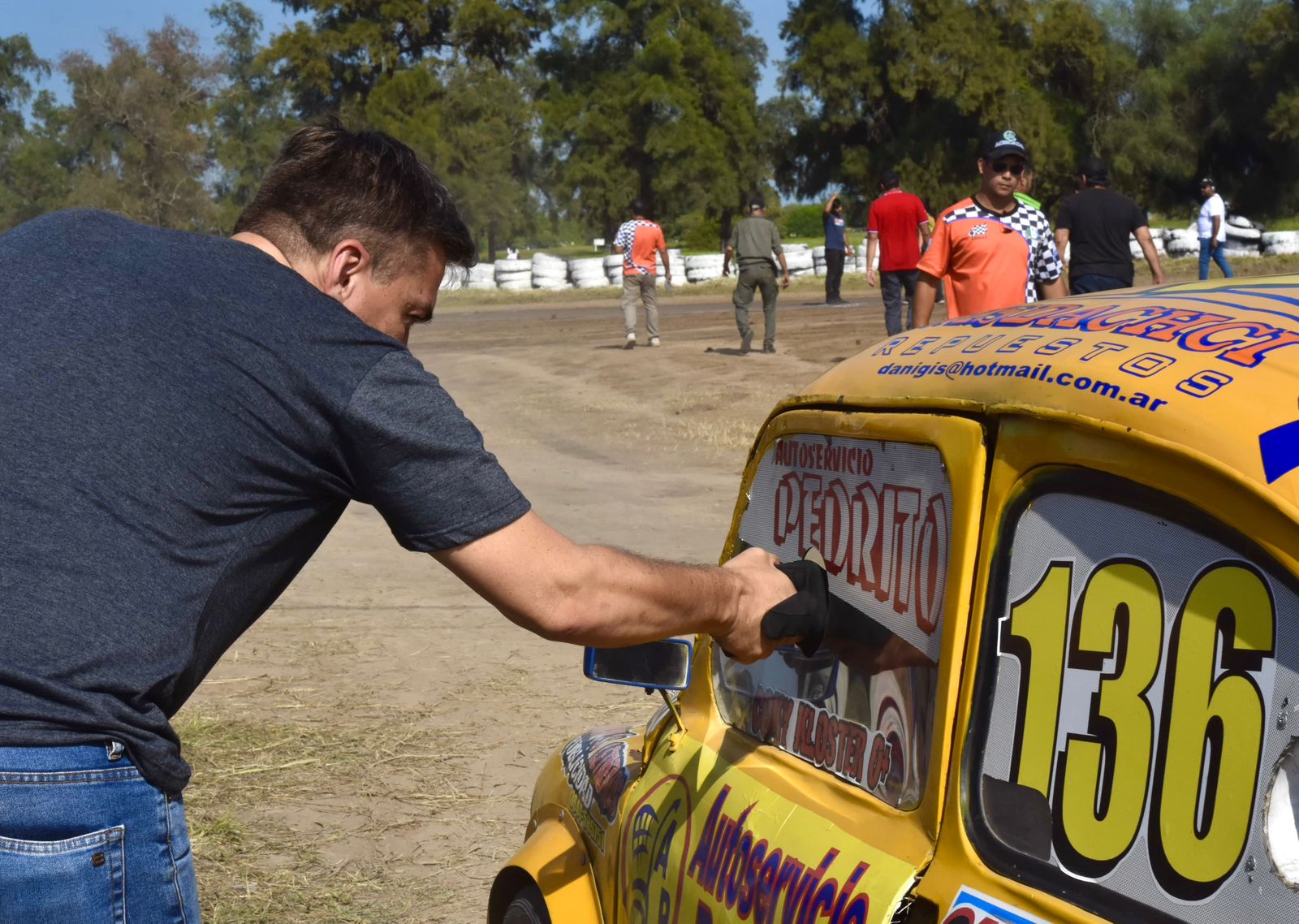 VILLA ÁNGELA: EL GOBERNADOR ACOMPAÑÓ EL CAMPEONATO DE AUTOMOVILISMO