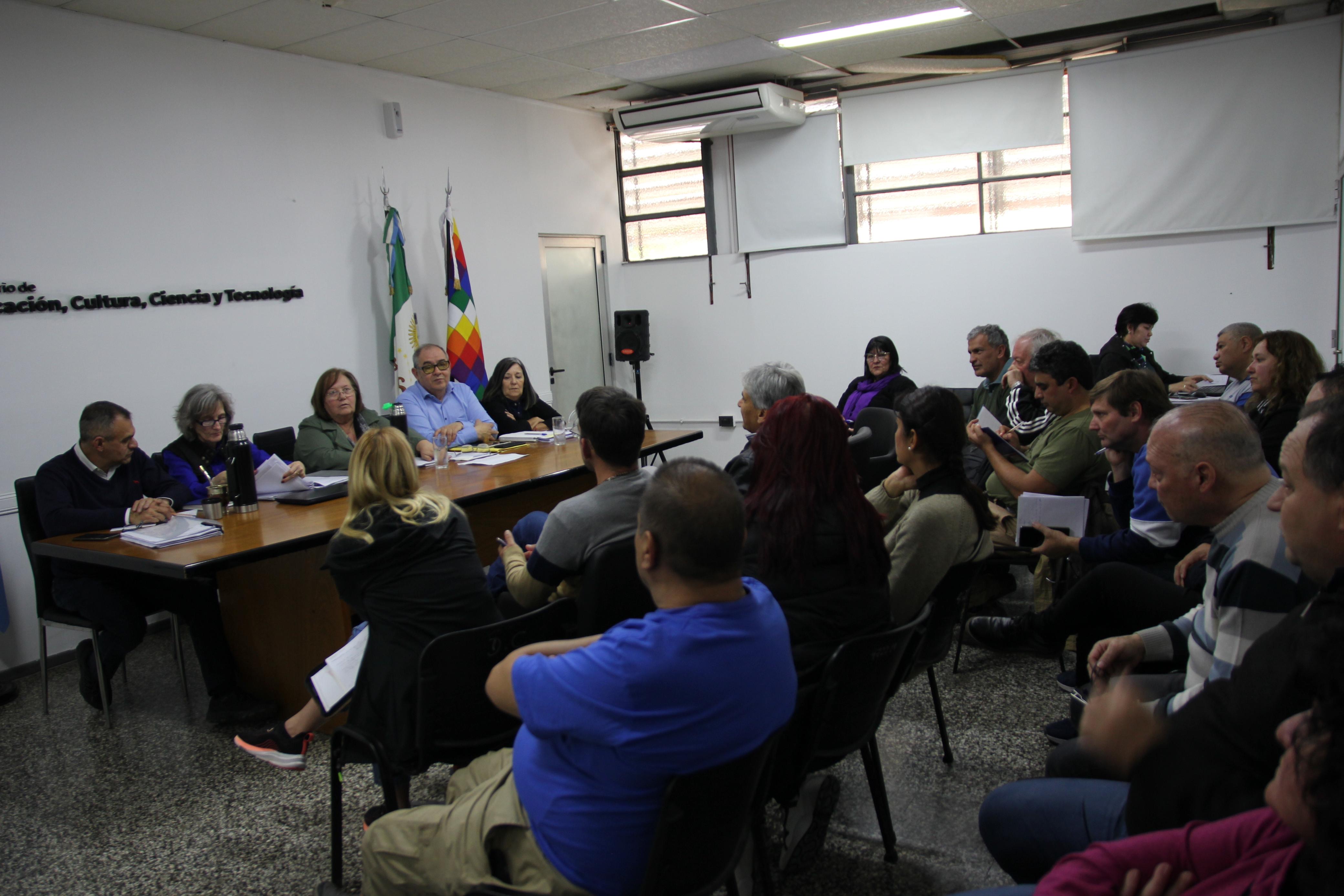 ESTABILIDAD LABORAL DOCENTE: EDUCACIÓN AVANZA EN ACUERDOS PARA LOS NIVELES SECUNDARIO Y SUPERIOR